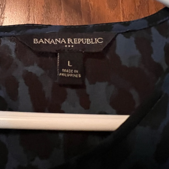 Banana Republic Blue Cheetah Print short sleeve shirt - Picture 2 of 5